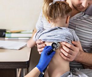 Pediatra wymienia popularne wiosną choroby i ich objawy. Na to zwróć uwagę