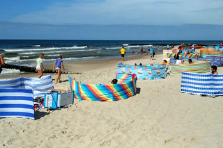 Zadbaj o zdrowie na plaży! Na popularnych kąpieliskach stanęły specjalne stacje do dezynfekcji