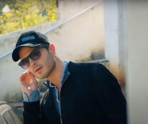 Ege śledzi Melis i dla zmyłki proponuje jej natychmiastowy ślub.