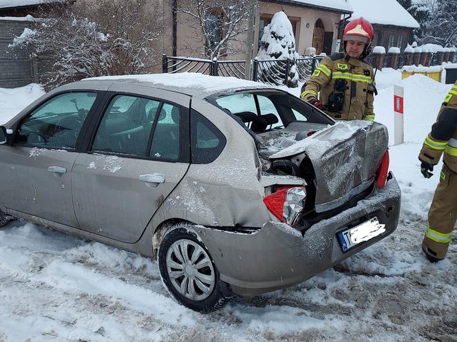 UWAGA! Wypadek w Wąchocku na DK42. Tir wjechał w osobowe Renault