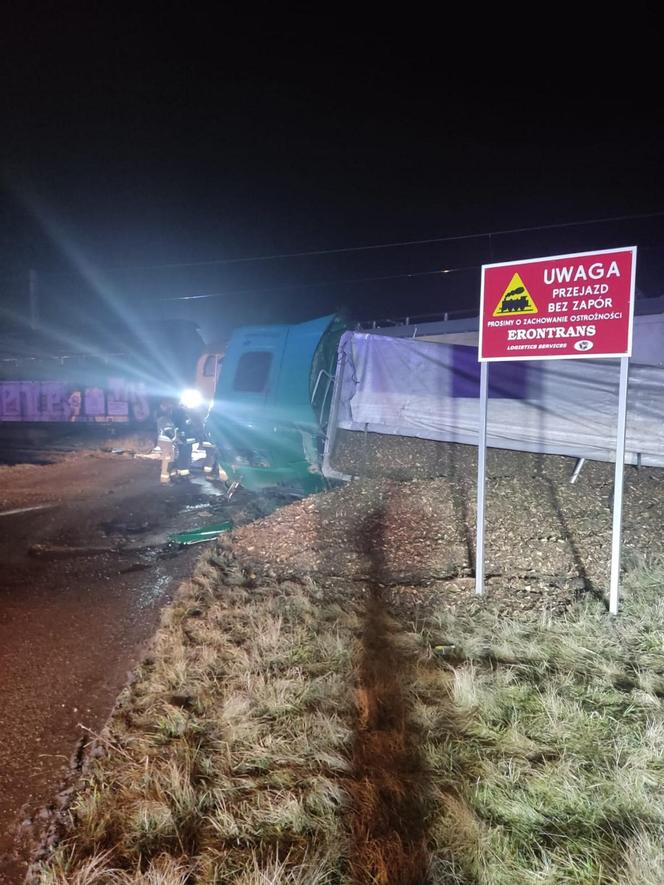 Łódź. Wypadek na przejeździe kolejowym. Tir zderzył się z pociągiem towarowym [ZDJĘCIA].