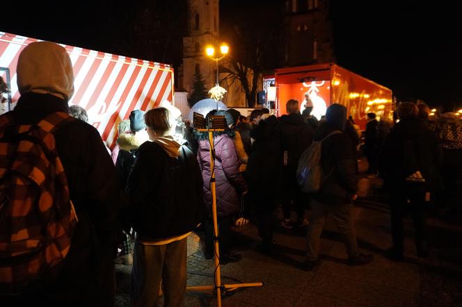 Ciężarówka Coca-cola w Białymstoku! Świąteczna atrakcja przyciągnęła tłumy mieszkańców na Rynek Kościuszki