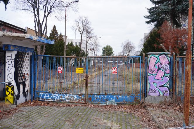 Zaniedbane wejście na teren dawnego stadionu Gwardii