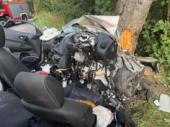 Samochód z czteroosobową rodziną uderzył w drzewo. Tragiczny wypadek na trasie Górowo Iławeckie – Kamińsk