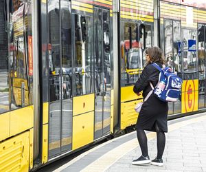 Jachira maluje się w tramwaju