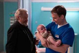 Na dobre i na złe odc. 917. Michał (Mateusz Janicki), Cezary (Daniel Olbrychski), mały Czarek (Kajetan Szkopek)