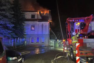 Nocny pożar hotelu w Nowym Brzesku. Z żywiołem walczyło ponad 100 strażaków 