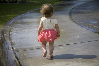 Śląsk. Mama myślała, że jej córka śpi. 2-latka błąkała się w okolicy przystanku autobusowego
