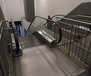 Niedziałające schody na dworcu w Poznaniu