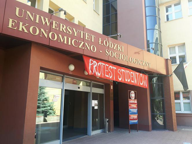 Studenci Uniwersytetu Łódzkiego minioną noc spędzili w śpiworach na wydziale Ekonomiczno-Socjologicznym