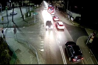 Chłopiec wbiegł zza autobusu prosto pod samochód. Dramatyczne nagranie z Piaseczna