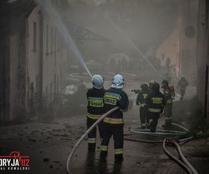 Potężny pożar budynku niedaleko szkoły. Płomienie buchały na kilkanaście metrów