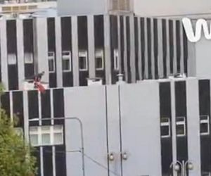 Mężczyzna chodził po dachu szpitala w Warszawie i spadł. Strażacy nie mogli rozłożyć skokochronu