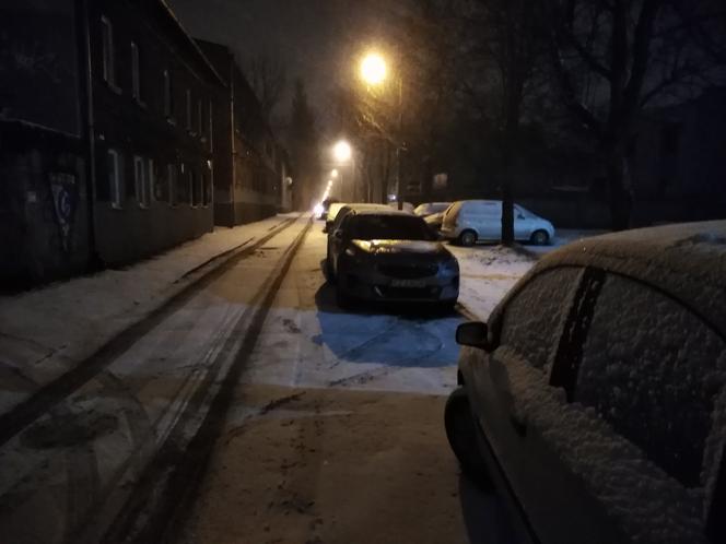 Atak zimy w Polsce. Śnieg na drogach w Zabrzu