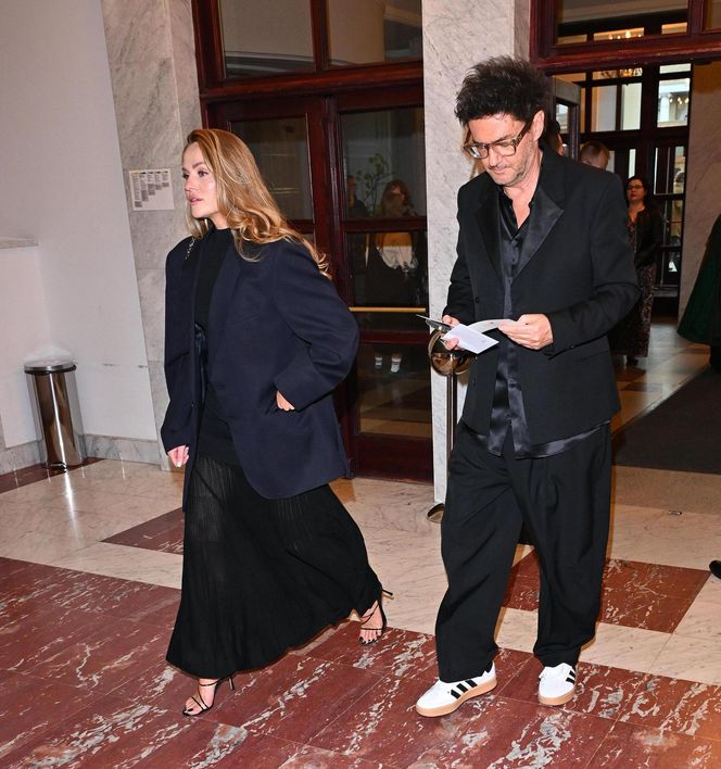 Kuba Wojewódzki z partnerką  na premierze "Hamleta"