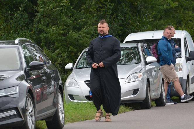 „Wychodzimy z Księżomierzy”. Słoneczny dzień pątników w drodze na Jasną Górę! ZDJĘCIA