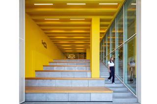 Budynek na nabrzeżu w Izmirze