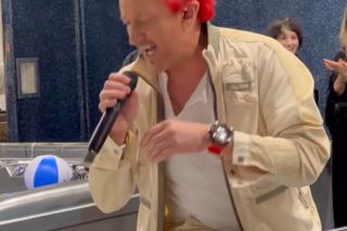 Michał Wiśniewski śpiewa do wanny