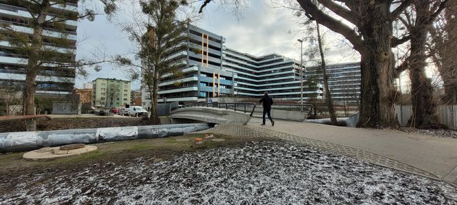 Kładką z Jurowieckiej na Włókienniczą