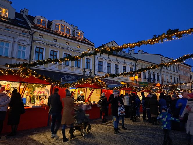 Świąteczne Miasteczko w Rzeszowie. Rynek rozbłysnął milionem światełek!