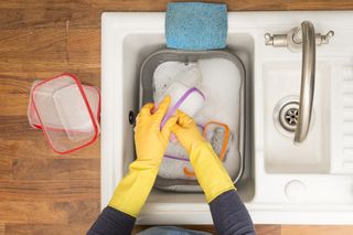 Takiego sposobu na czyszczenie plastikowego pojemnika nie znałaś. Wrzuć do środka, a doczyścisz nawet tłuszcz. Mycie pojemników plastikowych