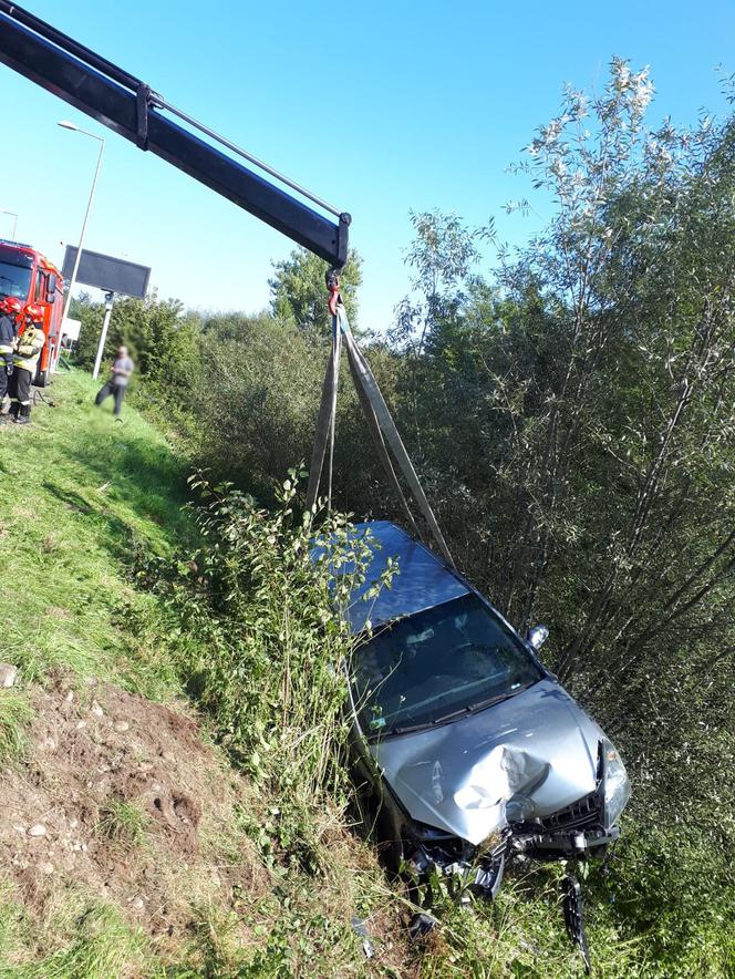 O krok od tragedii w Naszacowicach. Opel uderzył w latarnię i zatrzymał się na skarpie