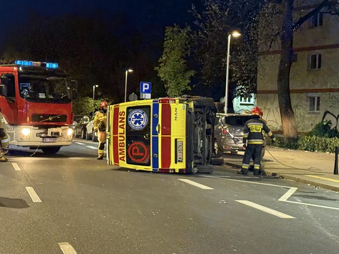 Koszmarny wypadek w Warszawie. Karetka pogotowia zderzyła się z taksówką. "W środku był pacjent" 