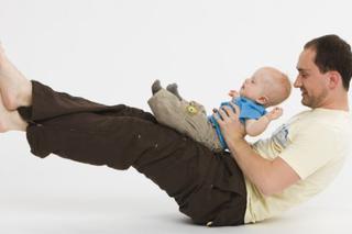 ZABAWY Z DZIECKIEM: Gimnastyka dla taty i smyka – rolowanie