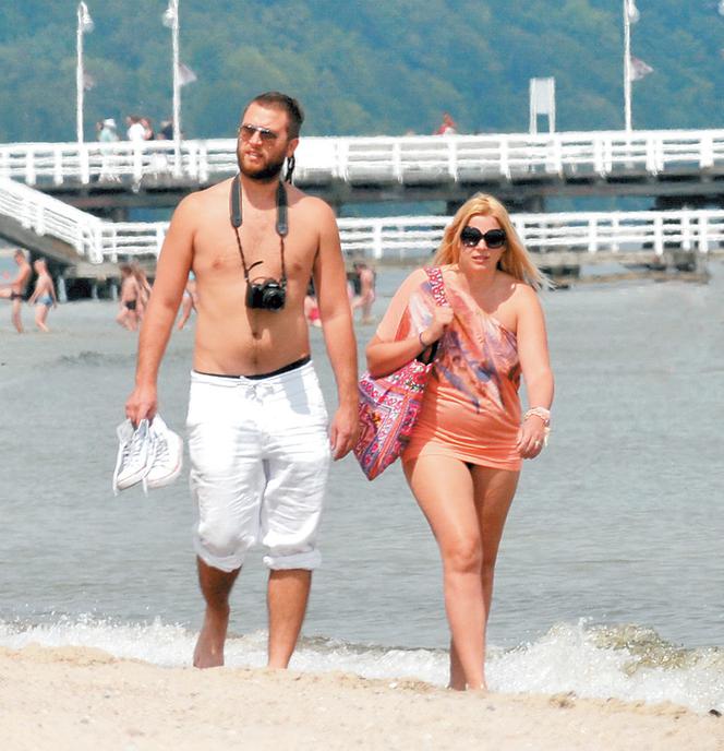 Marysia  Sadowska ćwiczy na plaży