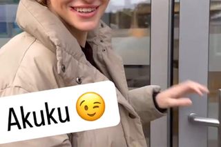 Na sygnale na planie. Karolina (Klaudia Janas)