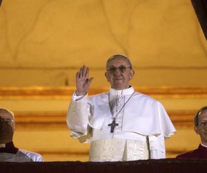 Papież Franciszek pokaże się wiernym? Tajemnicze prace w oknie szpitala