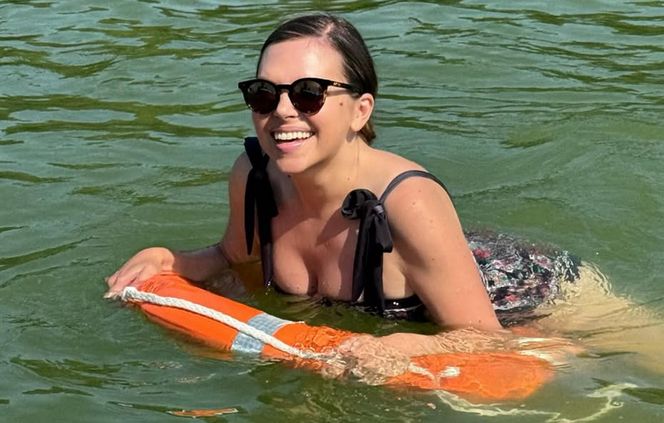 Ola Kwaśniewska chlapie się w jeziorze