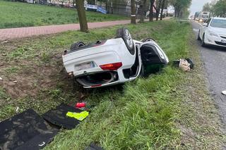 Dachował w rowie, z samochodu unosił się dym. Nieprzytomny kierowca w każdej chwili mógł spłonąć żywcem