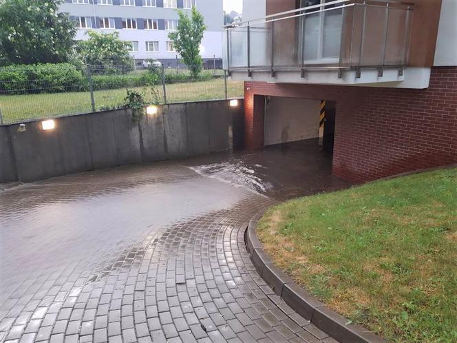 Pozalewane garaże, połamane drzewa. Nawałnica nad powiatem ostródzkim