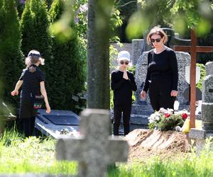 Barbara Sienkiewicz pochowała mamę. Dzieci dały babci wzruszający prezent. 