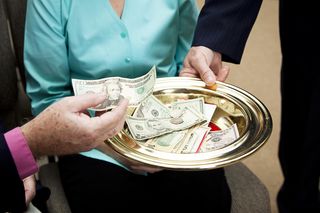 Pastor dostał za mało na tacę i się wściekł! Nagrali atak na parafiankę