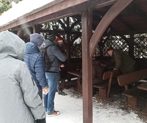 Choinkobranie w Grodźcu. Choinki z lasu od leśniczego