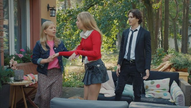 M jak miłość odc. 1842. Grzesiek (Borys Wiciński), Sara (Nadia Smyczek), Lenka (Olga Cybińska)