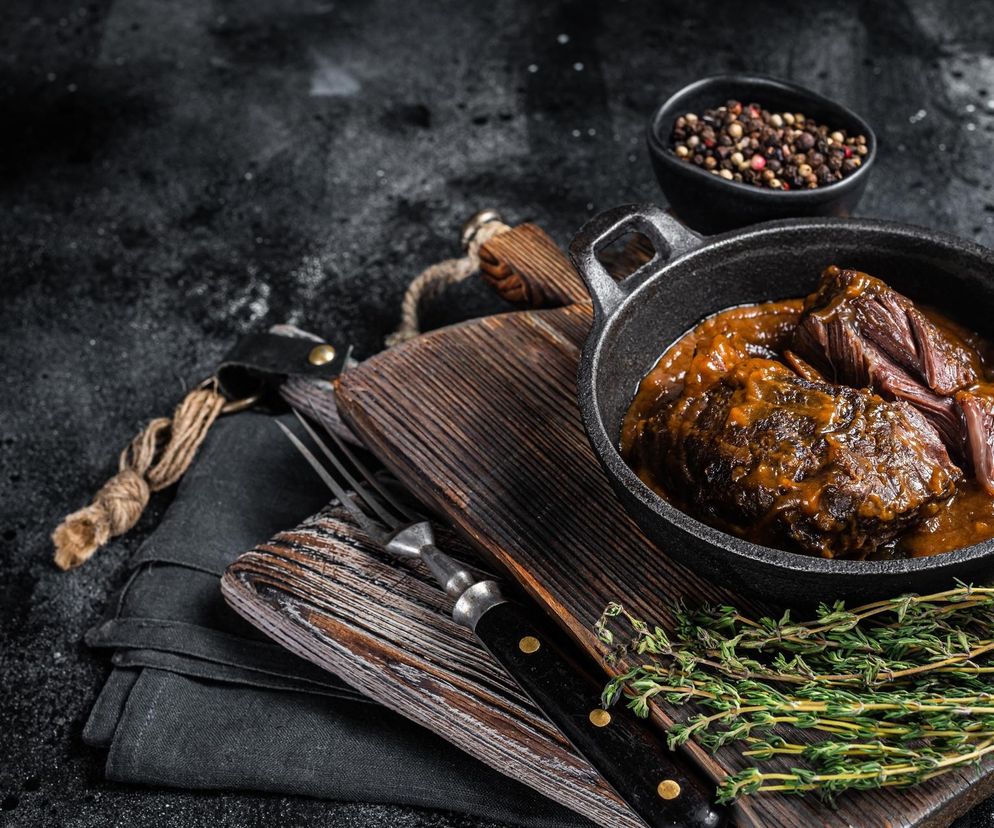 Wykwintne danie przy minimum wysiłku. Jamie Oliver podzielił się przepisem na policzki wołowe