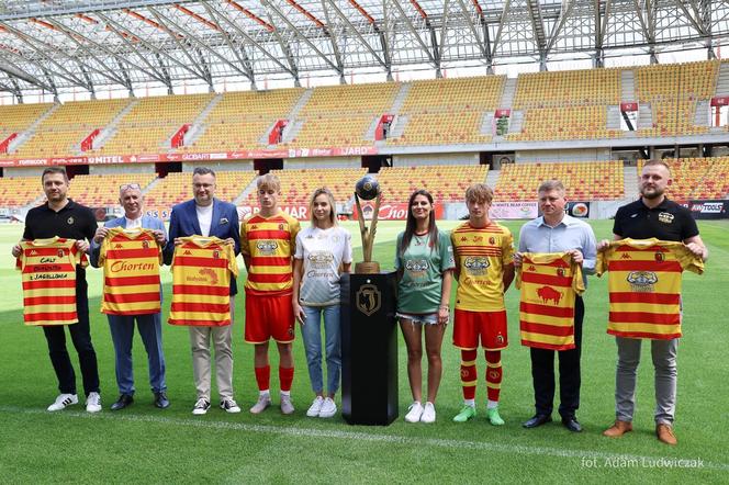 Jagiellonia Białystok zaprezentowała stroje na sezon 2024/25