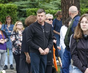 Pogrzeb Joanny Kołaczkowskiej. Tak pożegnali ją przyjaciele z kabaretu. Borek płakała jak uczennica