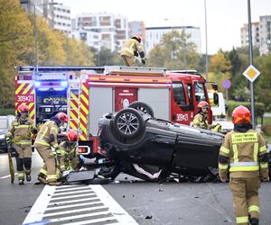 Dachowanie w Warszawie! Wcześniej na tej ulicy doszło do śmiertelnej masakry
