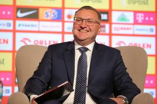 Czesław Michniewicz na spacerze z psem