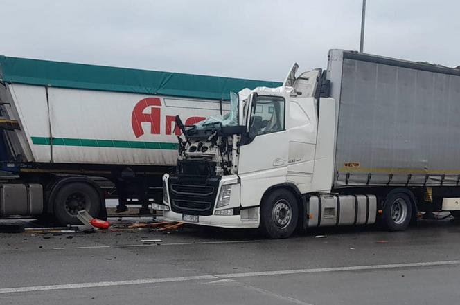 Wypadek na Autostradzie A1 w Częstochowie. Zderzyły się trzy TIRy