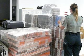 Kuźnica: 25 tys. paczek papierosów w ładunku zrębków drewna. Funkcjonariusze KAS udaremnili duży przemyt [ZDJĘCIA]