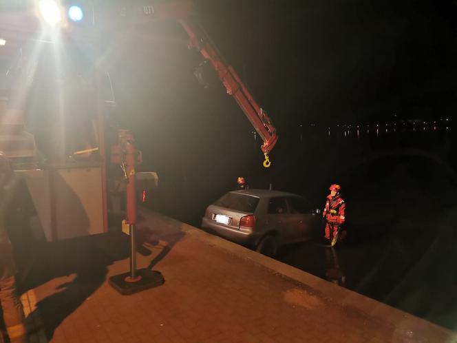 Ostróda: Samochód wpadł do jeziora. Wystarczyła chwila nieuwagi [ZDJĘCIA]
