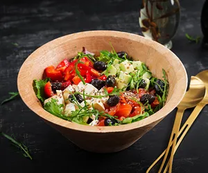 Sałatka Antipasti we włoskim stylu. Parmezanowy dressing podbija jej smak na nieziemski poziom