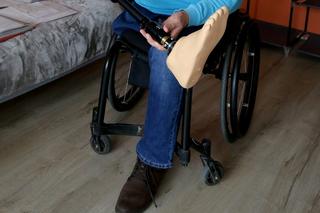 Pan Łukasz jest inwalidą. Ale zdaniem lekarzy na rentę socjalną nie zasługuje 