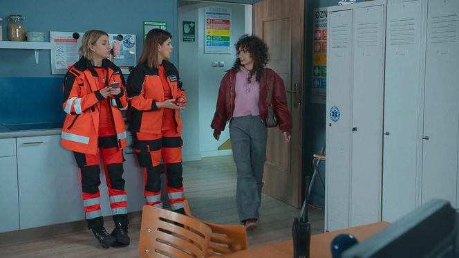 Na sygnale, odc. 733 po wakacjach. Róża (Adrianna Jagiełło), Britney (Paulina Zwierz), Martyna (Monika Mazur)