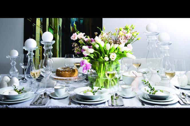 Wielkanocny stół pięknie nakryty - klasyczna elegancja